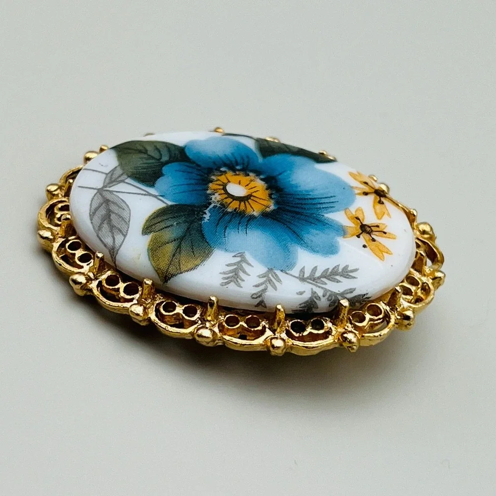 Floral Cameo Brooch Oval Filigree 1.75 Inch Gold Tone Blue‎ White